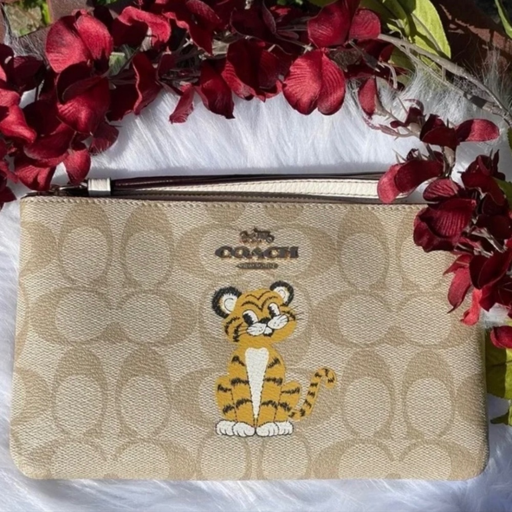 NWT 𝅺COACH Large Corner Zip Wristlet Canvas With Tiger